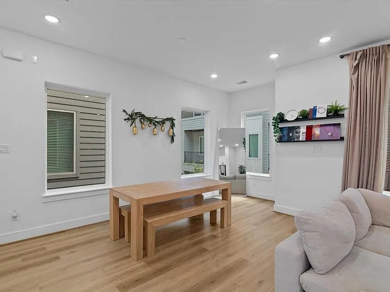 3026 Live Oak St — Photo 4