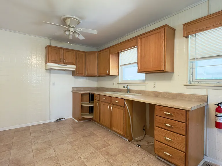 375 Cicotte St — Photo 2