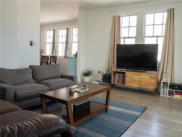 3 bed, 2.0 bath, 2060 sqft, $2,500 — Photo 3