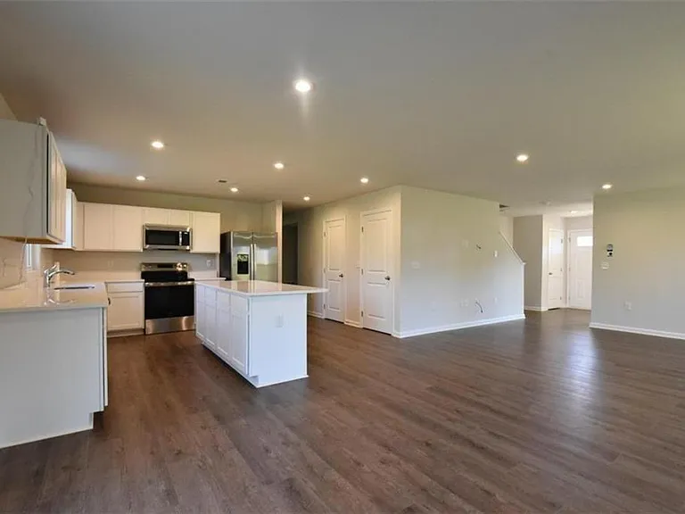 8421 Limerick Ln — Photo 2
