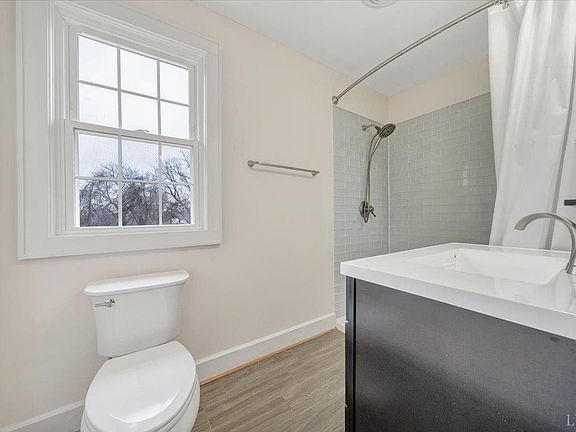 4th image of 904 Longwood Ave