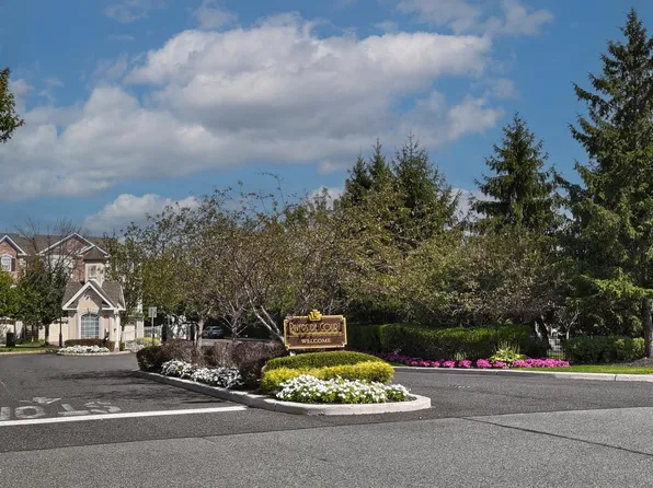 82 Osprey Ct, Secaucus, NJ 07094