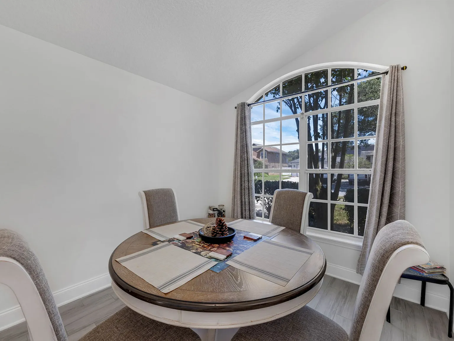 4 bed, 1970 sqft, $3,350 — Photo 3