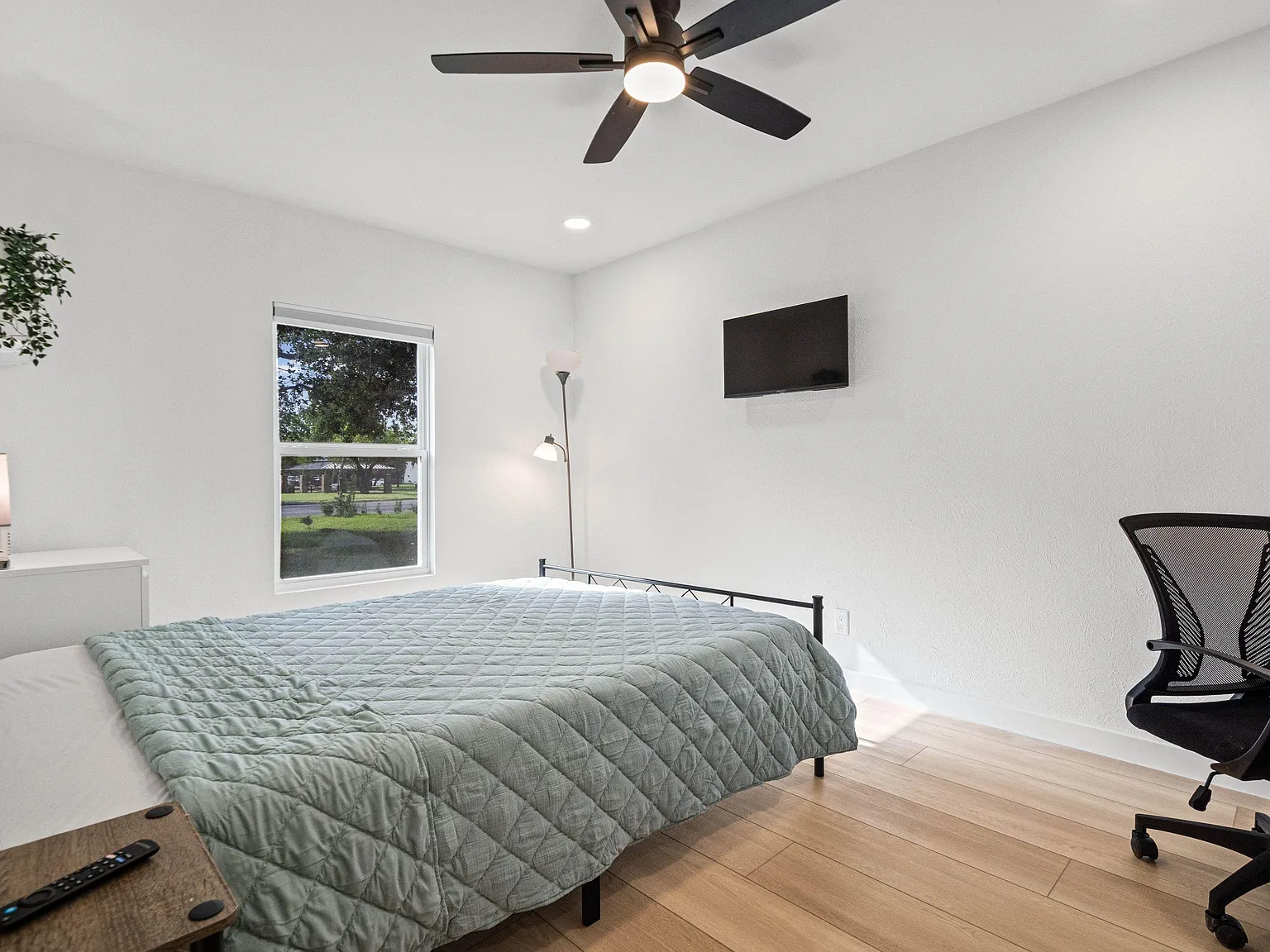 4 bed, 2.0 bath, 2000 sqft, $910 — Photo 2