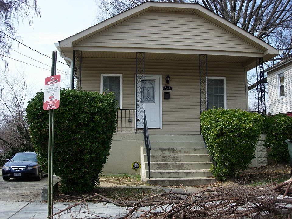 2nd image of 214 56th Pl NE