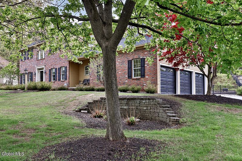 2nd image of 7 Deep Woods Drive