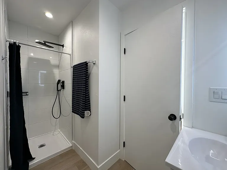 35 1340 1/2 Pl W — Photo 43