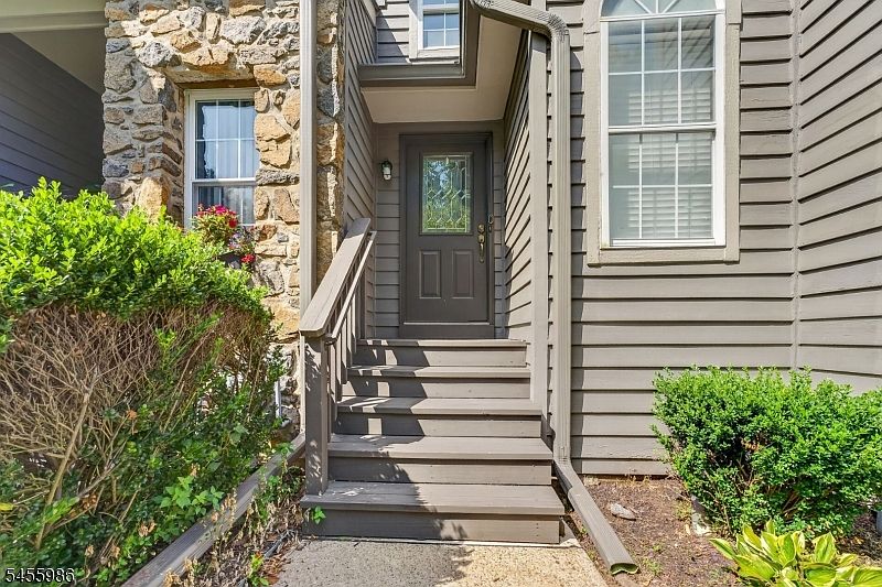 1st image of 46E Haverhill Ct
