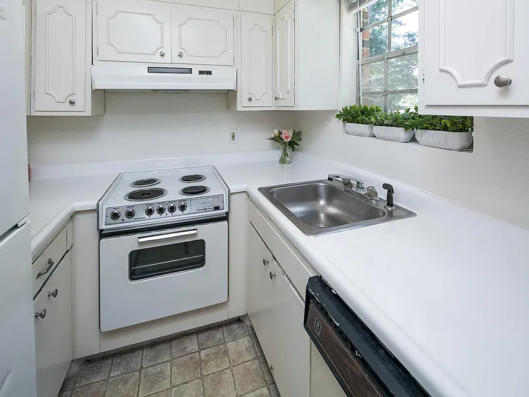 2 bedroom townhouse kitchen