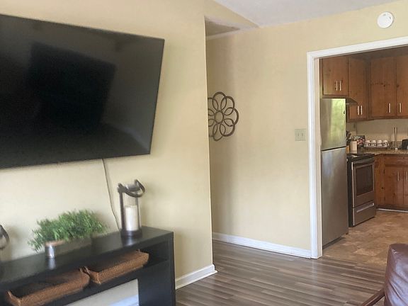 4th image of 631 Dorene Pl