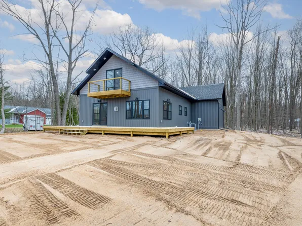 6854 E Clubhouse Dr, Canadian Lakes, MI 49346