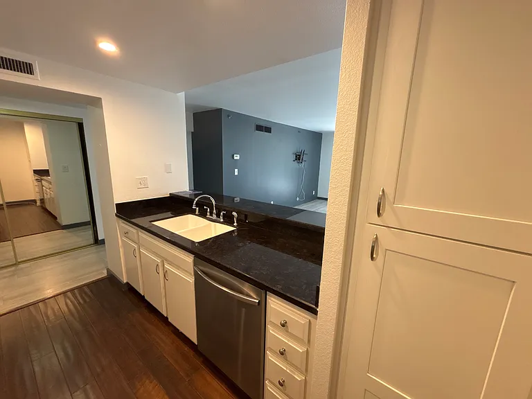 600 W 9th St #612 — Photo 24