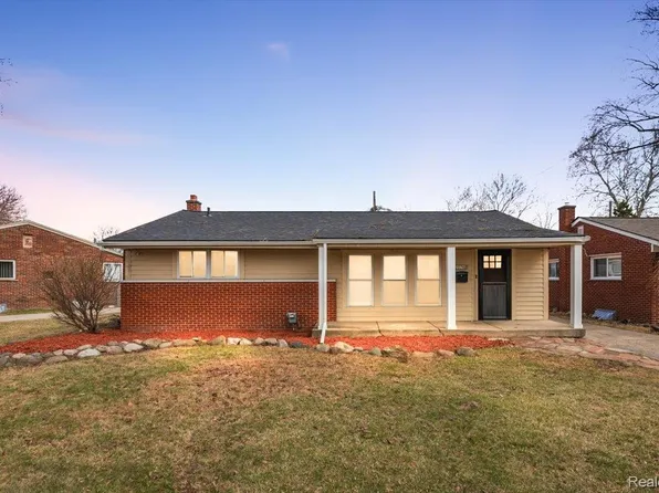 32076 Saint Annes Dr, Warren, MI 48092