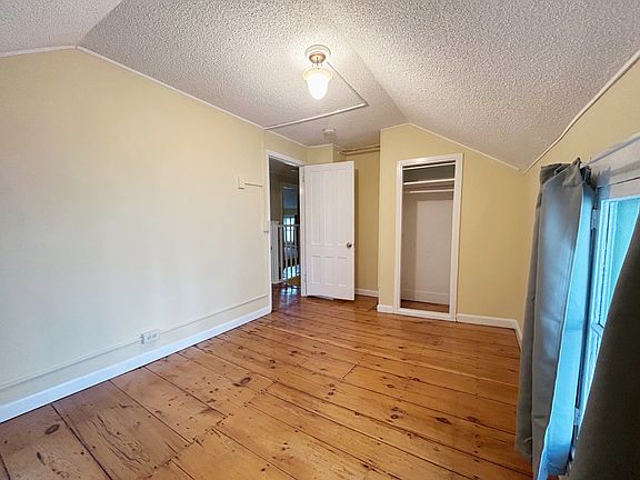 Back Bedroom with closet
13'5" x 8'7"