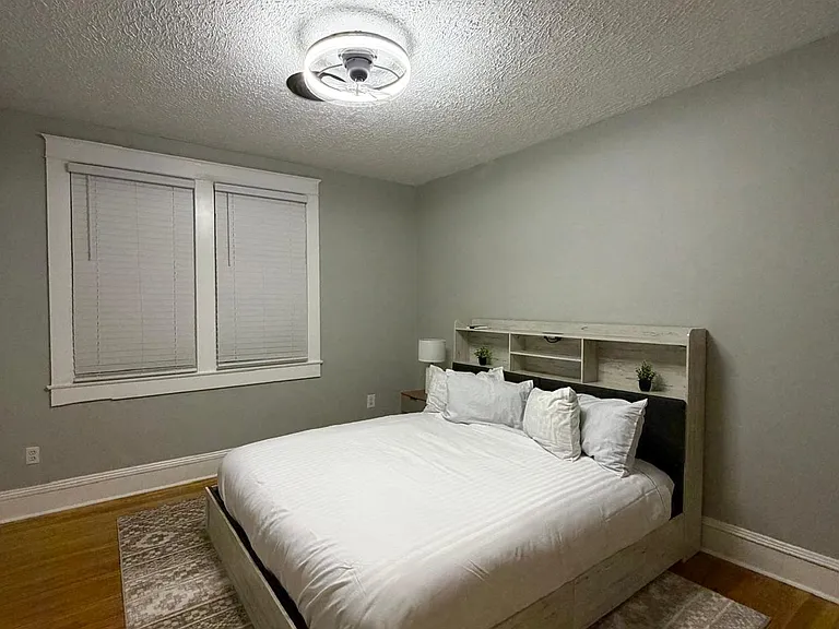 402 N Church St — Photo 34