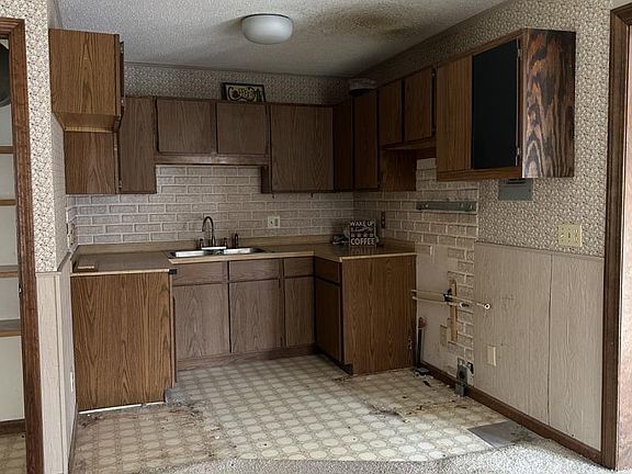 4th image of 7095 W Park St