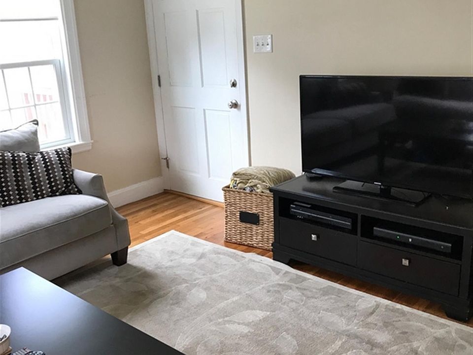 1st image of 32 1/2 Linden Ave #1