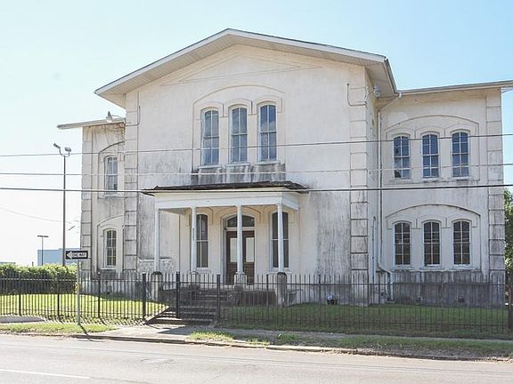 2nd image of 600 E Alamo St