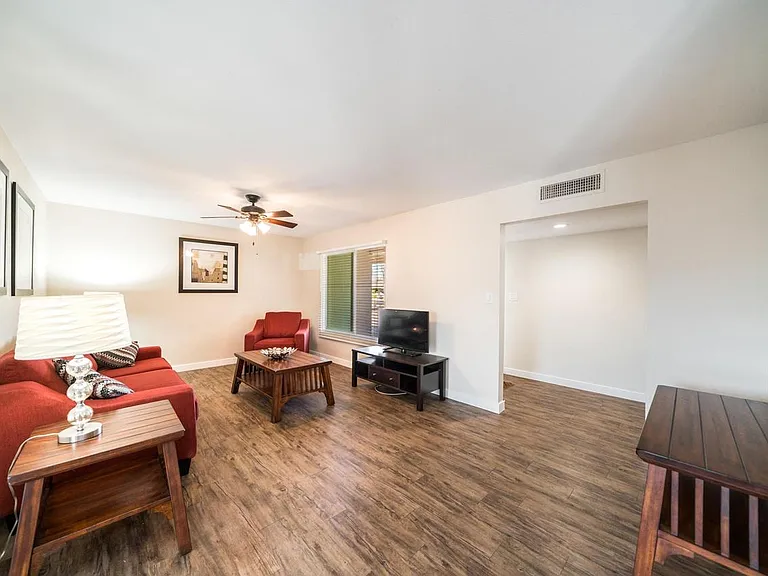 1053 E Geneva Dr — Photo 4