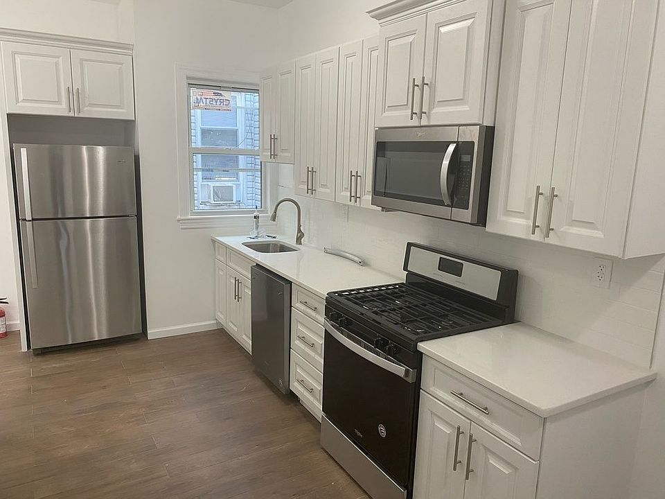 1st image of 1881 Woodbine St Floor 1