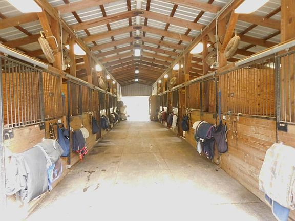 10-Stall Barn