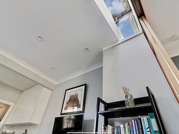 3rd image of 325 W 21st St APT 19