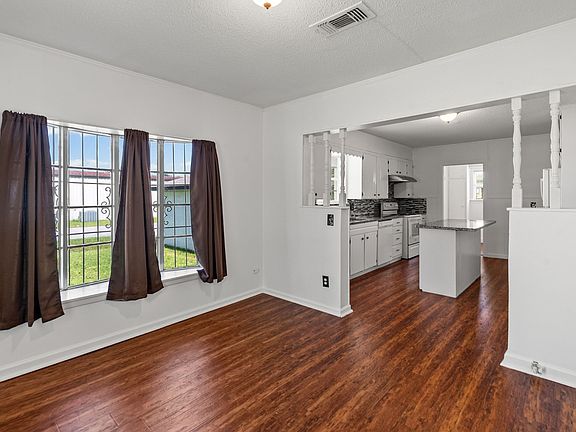 5th image of 1050 W Dallas Ave