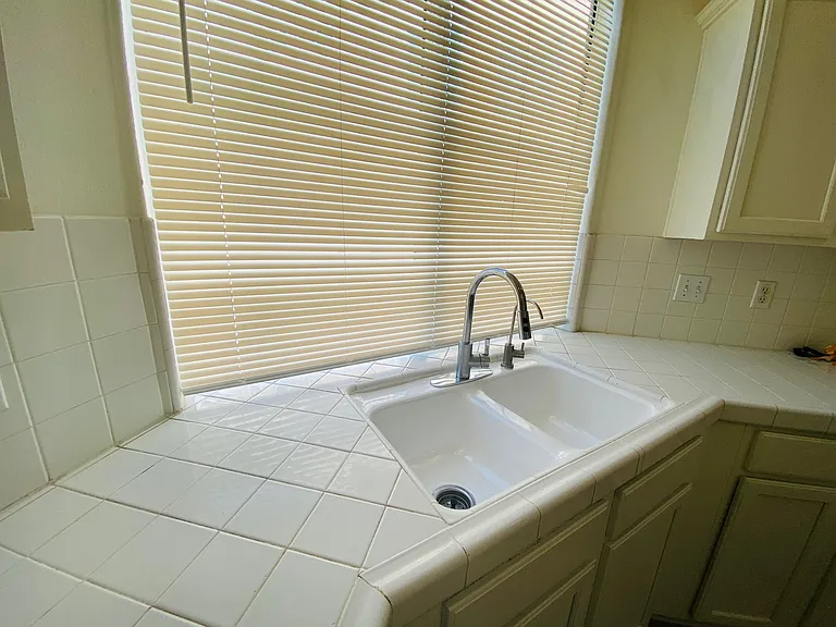 305 W Newby Ave #J — Photo 8