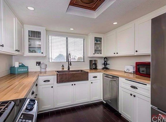 The owner remodeled the kitchen beautifully from top to bottom.