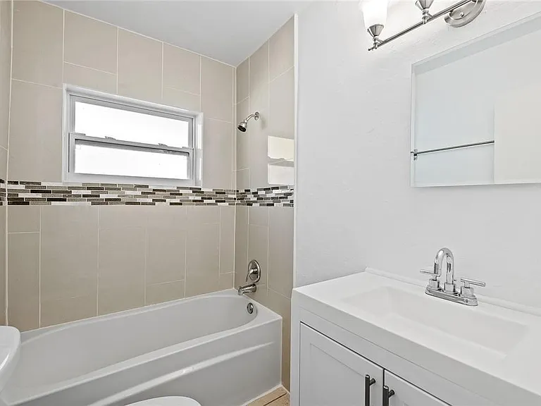 581 NW 17th Pl — Photo 8
