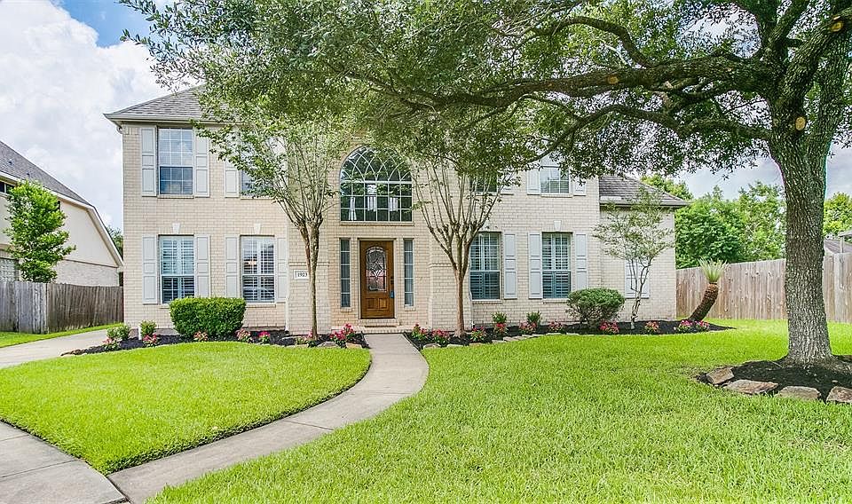 1st image of 1923 Crescent Oak Dr