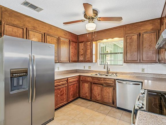 5th image of 1820 Foxbriar Dr