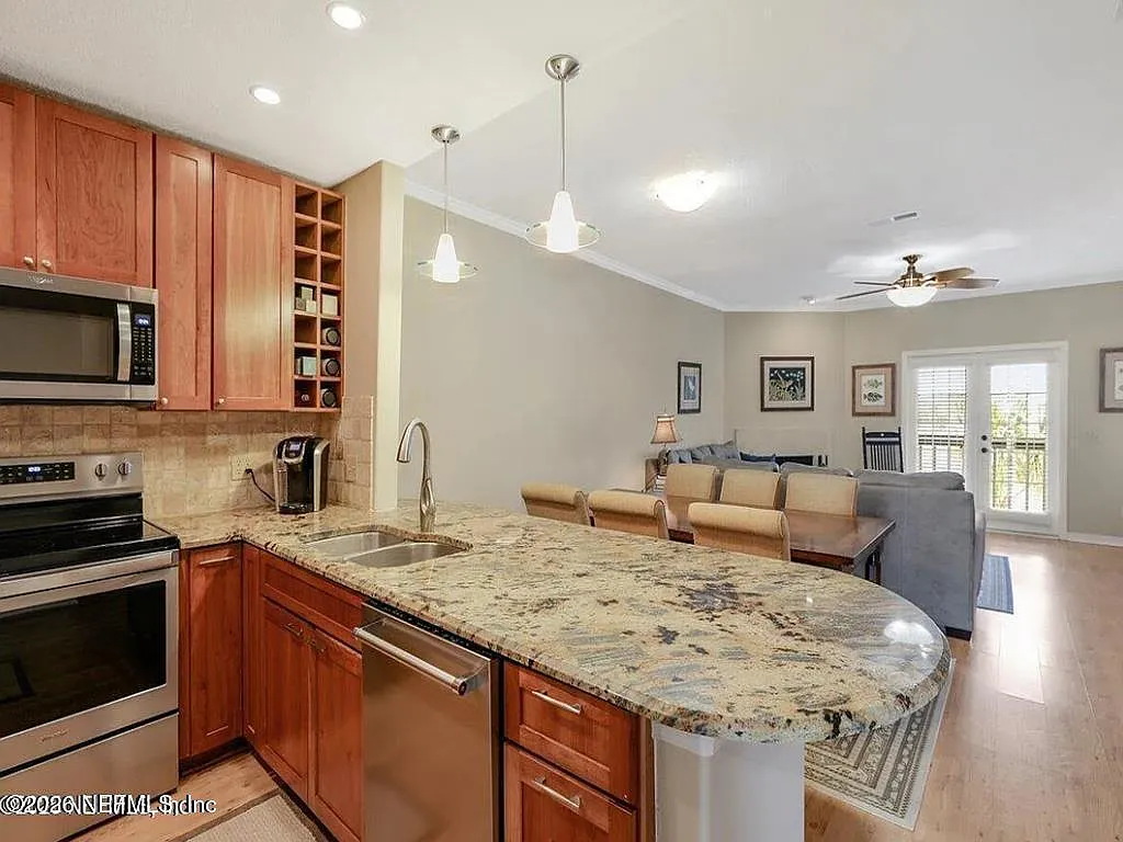 3 bed, 2.0 bath, 1440 sqft, $4,400 — Photo 4
