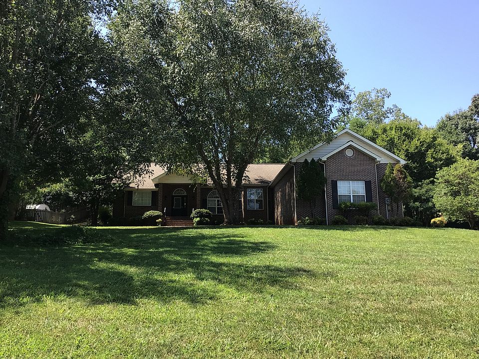 1st image of 821 Pioneer Dr