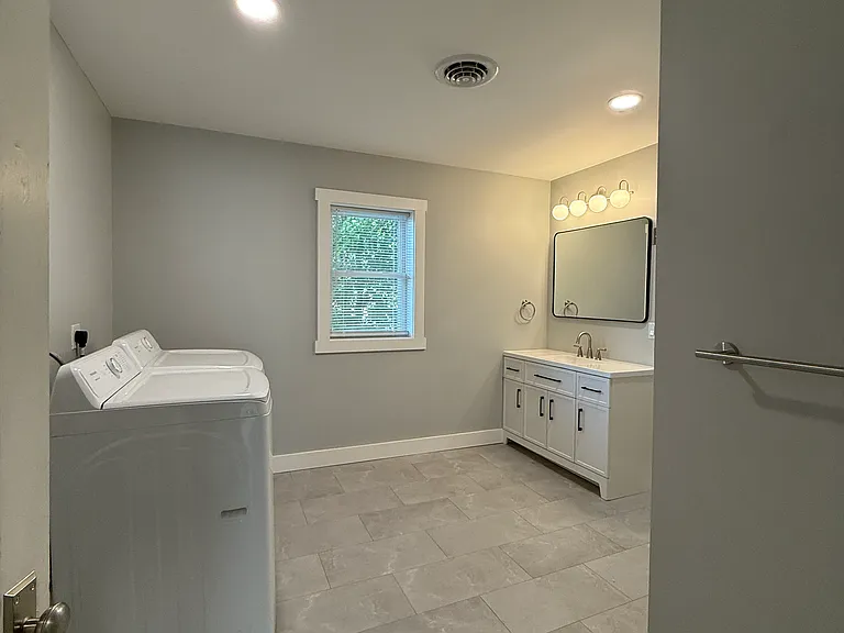 23 1/2 E Washington Ave — Photo 37