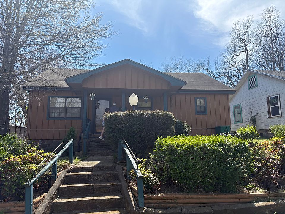 1st image of 805 W Clayton St