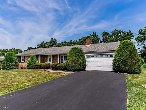 3rd image of 936 Emily Dr