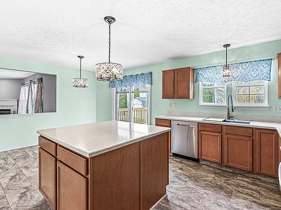 3rd image of 1888 Windsor Ln