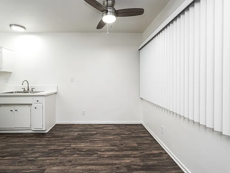 322 W Burchett St — Photo 12