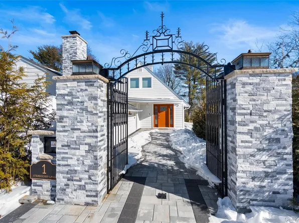 1 Strawberry Lane, Roslyn Heights, NY 11577