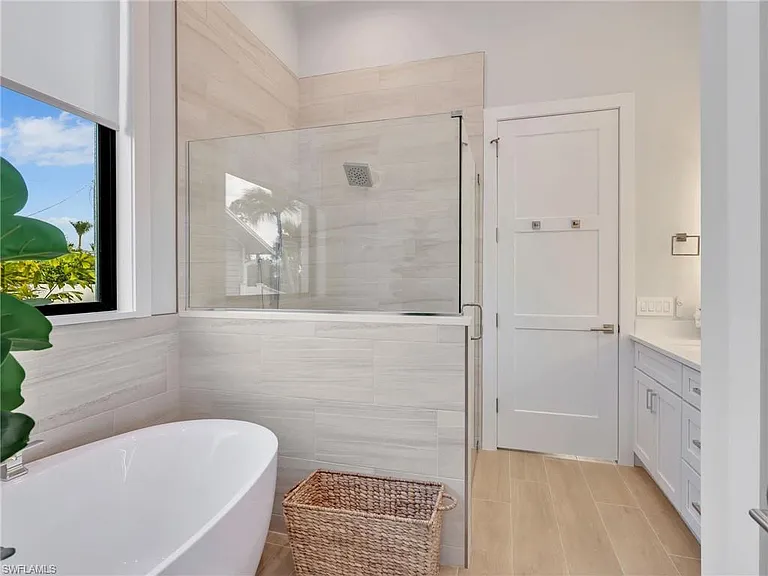 685 6th Ave — Photo 22