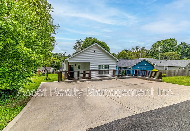 619 Midlake Dr NE — Photo 1
