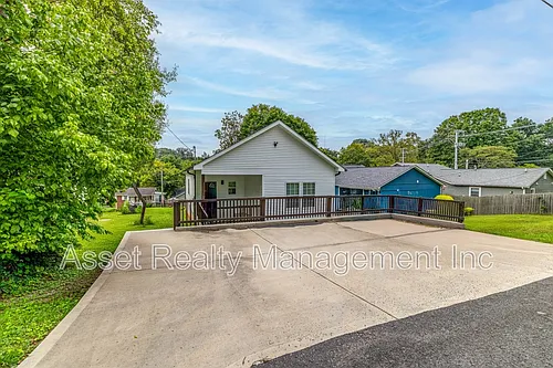 619 Midlake Dr NE Photo 1