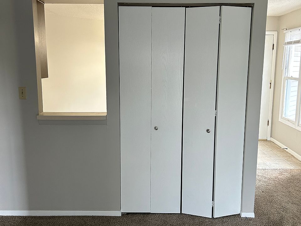 LIVING ROOM PASS THROUGH AND COAT CLOSET