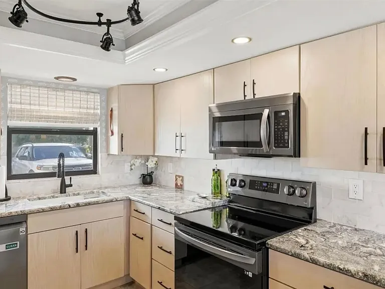 1433 Mediterranean Dr #E — Photo 10