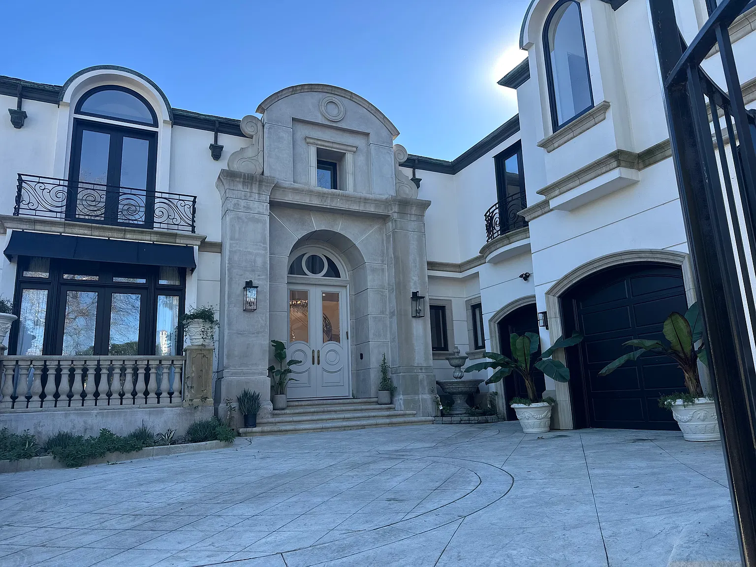 Clerendon Rd, Beverly Hills — Photo 2