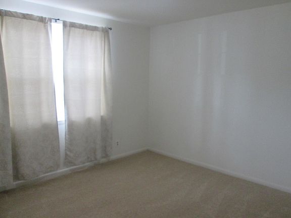 4th image of 2827A S Wakefield St