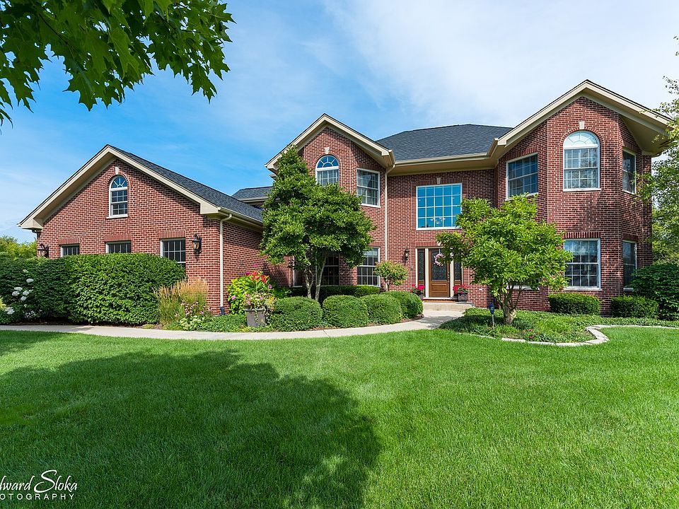 BEAUTIFUL HOME AND LOT IN MOVE IN CONDITION, GREAT LOCATION, TOP NOTCH SCHOOLS AND STUNNING POOL AND YARD!