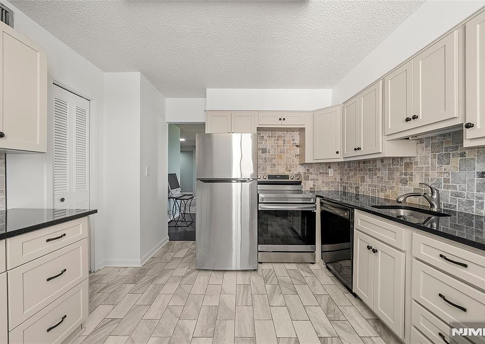 160 Overlook Ave APT 2C, Hackensack, NJ 07601 | MLS #26017807 | Zillow