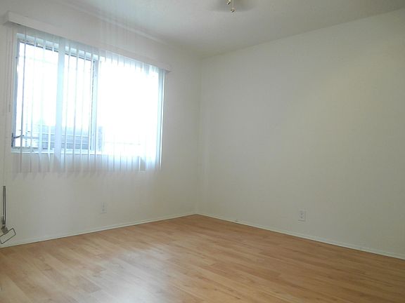 4th image of 14227 Moorpark St